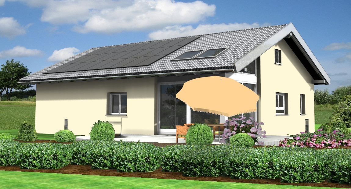 Holzhaus 108H10 &ndash; kompakter Bungalow mit Satteldach und PV-Modulen, Terrasse mit Sonnenschirm im gr&uuml;nen Garten.